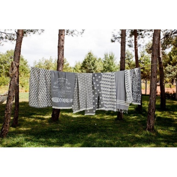 Плед-накидка 130х170 см см Mountain Magic Throw чорно-білий